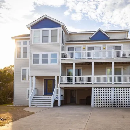 Less Than 5Min Walk To Beach With Pool Fire Pit